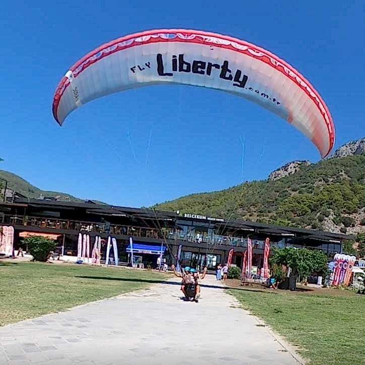 Ölüdeniz sahili yamaç paraşütü iniş anı